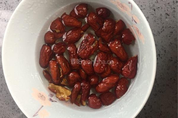 桂圆红枣粥的做法图解3