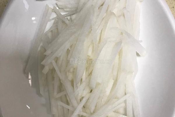 鲫鱼薏米白萝卜葱汤 的做法图解3