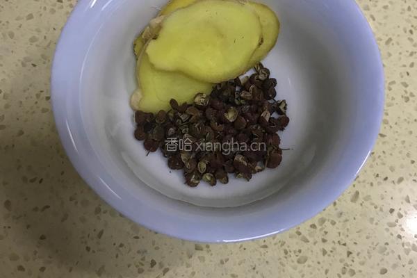 鲫鱼薏米白萝卜葱汤 的做法图解5