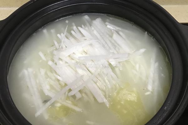 鲫鱼薏米白萝卜葱汤 的做法图解17