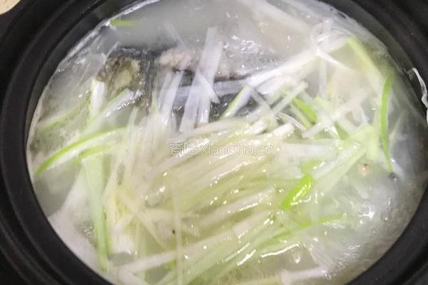 鲫鱼薏米白萝卜葱汤 的做法图解19