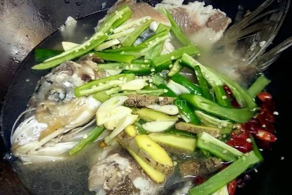 豆泡煮鳙鱼的做法图解5