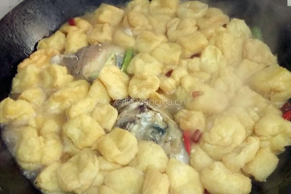 豆泡煮鳙鱼的做法图解7