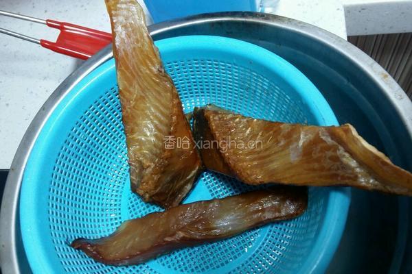 腊鱼新鲜五花肉组合的做法图解2