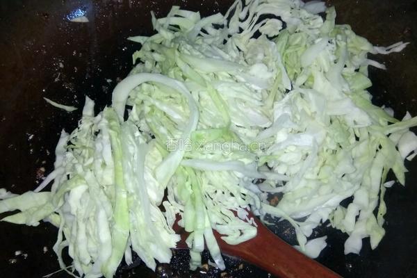 包心菜炒鸡脚的做法图解3