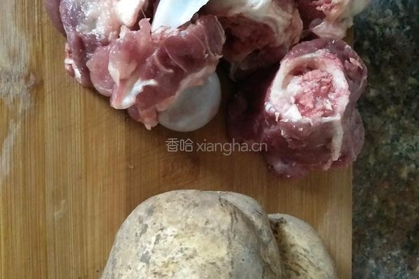 红豆地瓜筒骨汤的做法图解1