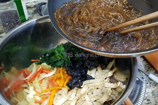 韩式炒杂菜 잡채的做法图解5