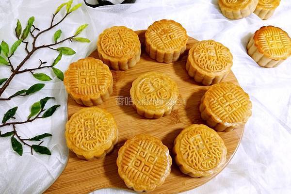 广式月饼（100克莲蓉蛋黄馅）的做法图解1