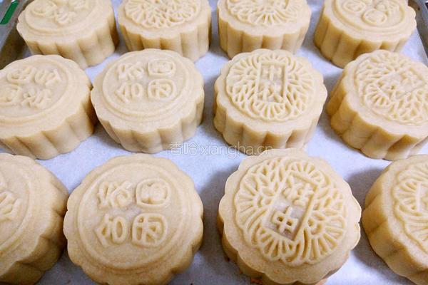 广式月饼（100克莲蓉蛋黄馅）的做法图解32
