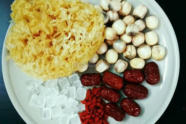 雪耳莲子羹的做法图解1
