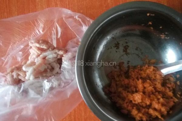 胡萝卜肉馅丸子的做法图解1
