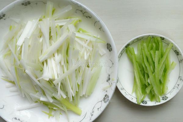 香葱炒鸡丝的做法图解2