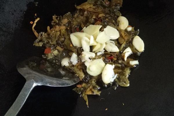 酸菜豆腐蟹味鱼的做法图解2
