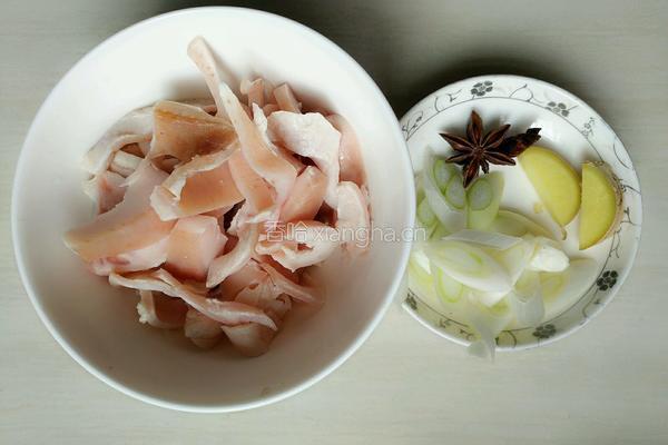 猪皮白菜炖豆腐的做法图解1