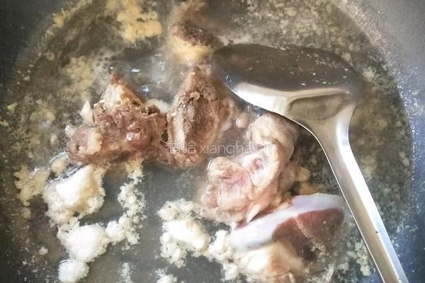 莲藕大骨汤的做法图解2