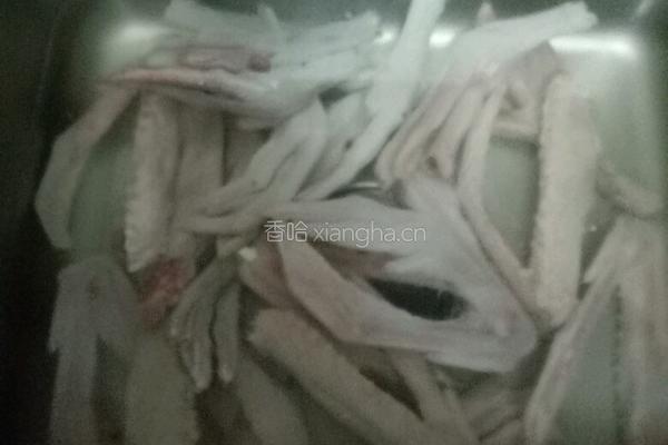 卤鹅掌翼的做法图解1