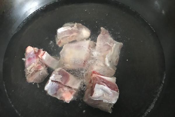 排骨酸菜炖粉条的做法图解3