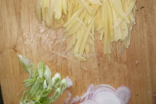 炒土豆丝洋葱的做法图解1