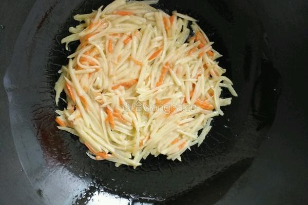土豆红萝卜丝煎饼的做法图解3