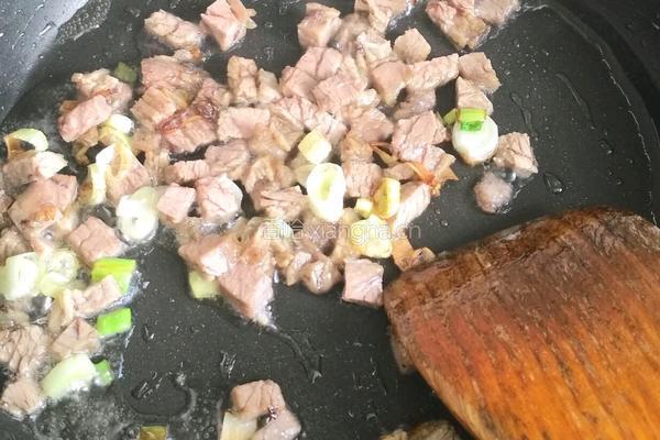 牛肉丁炒米饭的做法图解4