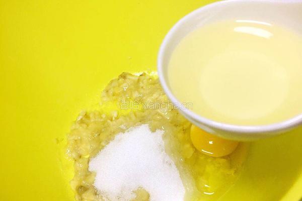 辅食美食分享：香蕉马芬蛋糕的做法图解2