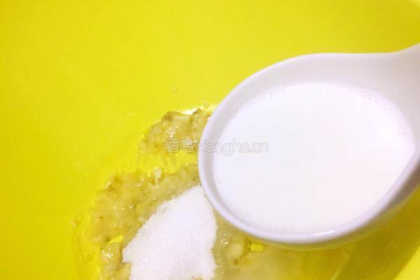 辅食美食分享：香蕉马芬蛋糕的做法图解3