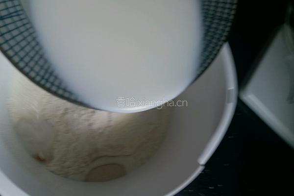牛奶蛋黄吐司的做法图解3