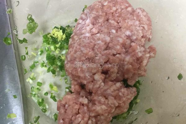 芹菜胡萝卜肉饺子的做法图解3