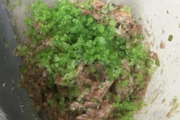 芹菜胡萝卜肉饺子的做法图解8