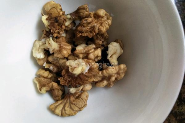 黑芝麻核桃粥的做法图解2