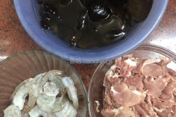 黑木耳虾仁炒肉的做法图解1