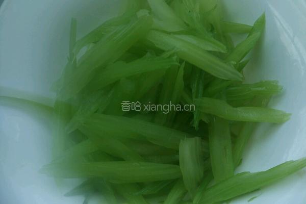 芹菜炒肉丝的做法图解2
