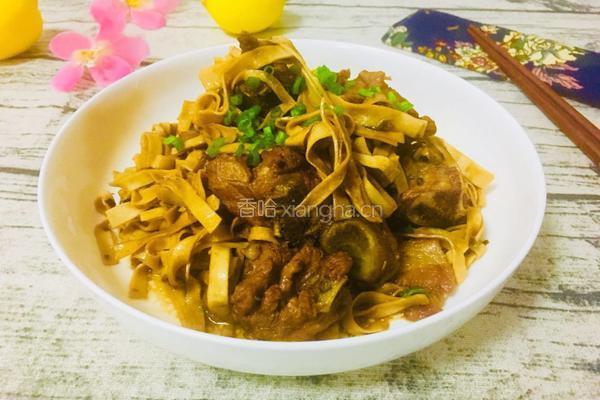 猪骨头豆腐皮红烧的做法图解1