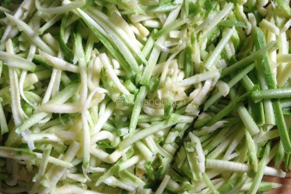 茭瓜肉丁馅水饺的做法图解1