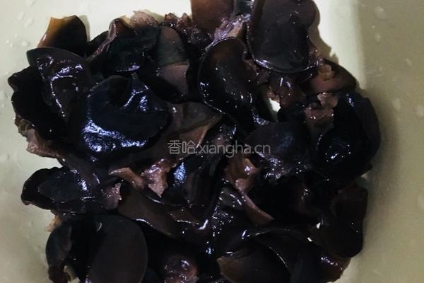 凉拌黑木耳的做法图解3