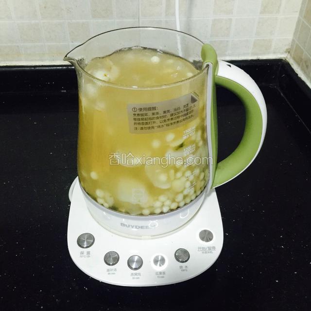 煮至冰糖融化，最后加进新鲜百合，煮5分钟，就可以熄火食用了。
