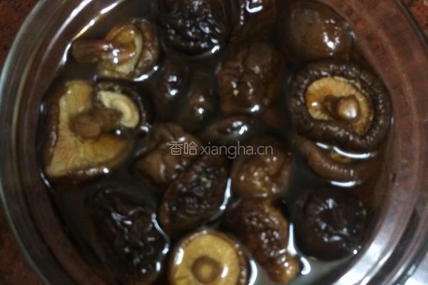 西兰花炒香菇的做法图解2