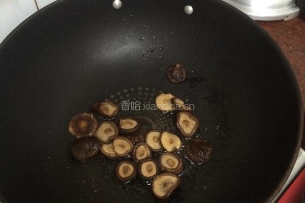 西兰花炒香菇的做法图解4