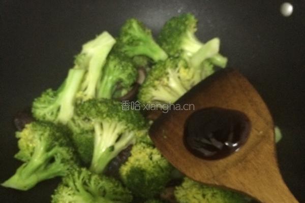 西兰花炒香菇的做法图解6