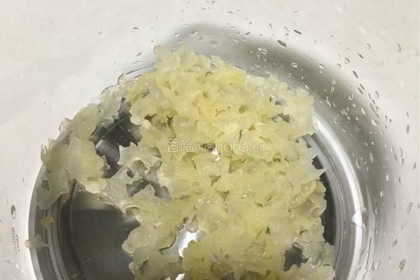 桃㬵雪燕养颜羹的做法图解1