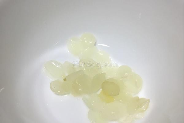 桃㬵雪燕养颜羹的做法图解3