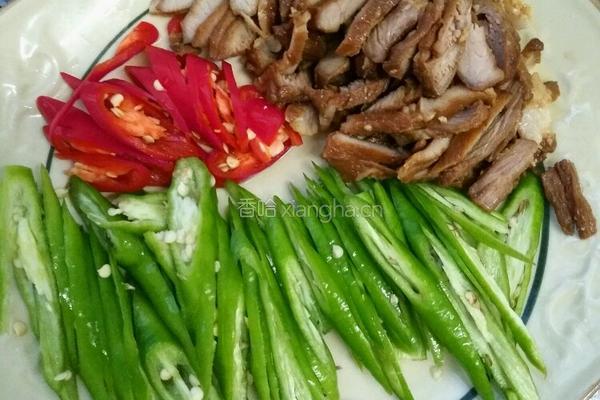 油豆腐炒肉的做法图解1