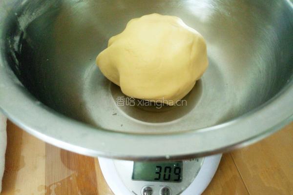广式白莲蛋黄月饼的做法图解3