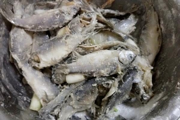 炸小鱼的做法图解7