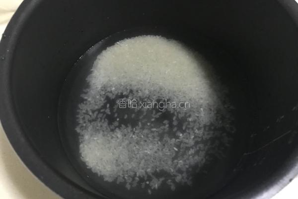 咸蛋翡翠虾仁粥的做法图解1