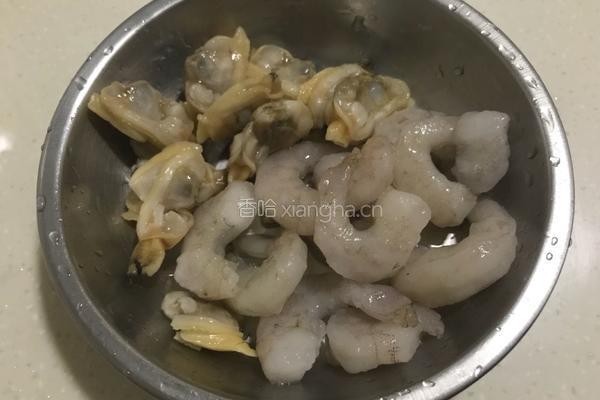 咸蛋翡翠虾仁粥的做法图解4