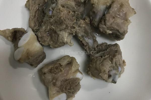 排骨炖豆角土豆的做法图解2