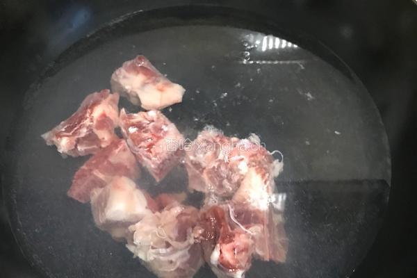 排骨炖豆角土豆的做法图解1