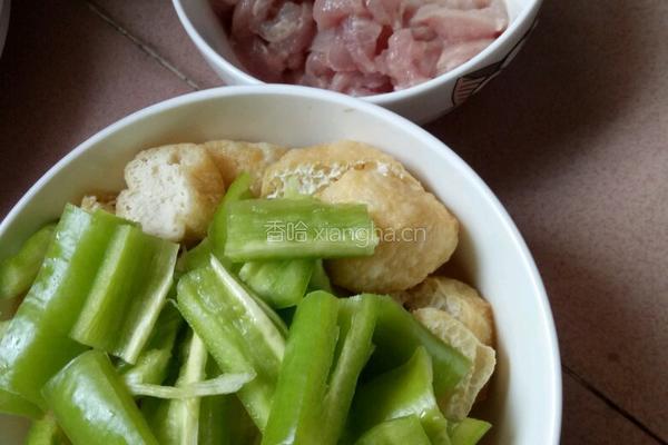 油豆腐炒肉的做法图解1