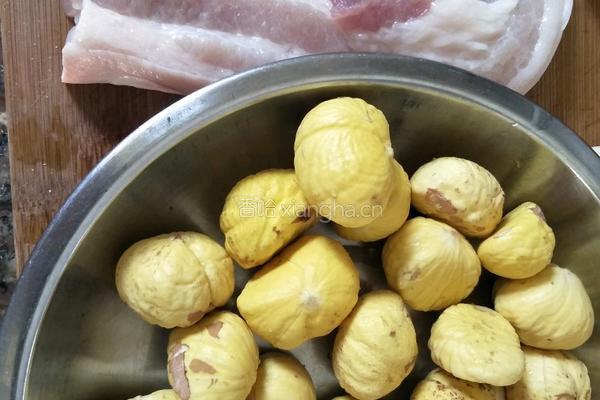 板栗红烧肉的做法图解1